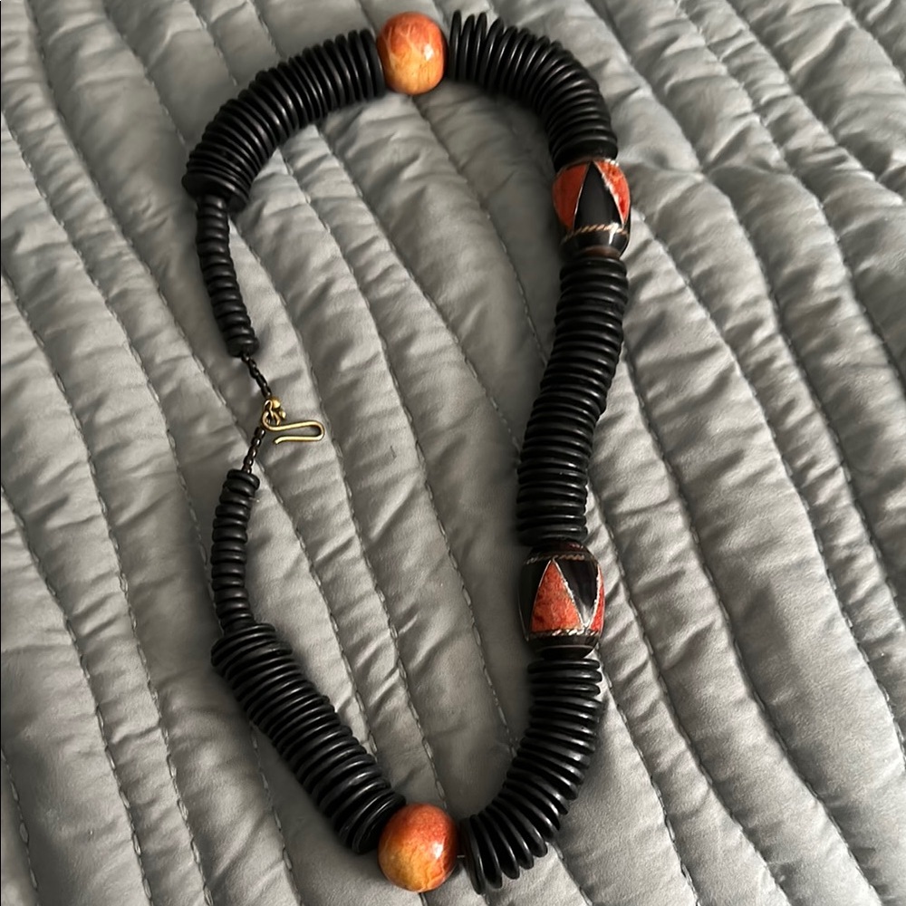 💰💰 Bundle 2 for $20 deal💰💰

Vintage Boho Black and Orange Beaded Necklace